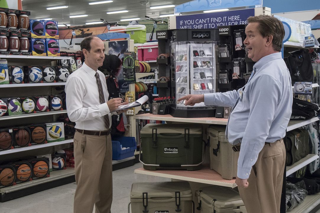 Unter Beobachtung: Glenn (Mark McKinney, r.) mimt vor Bezirksleiter Jeff (Michael Bunin, l.) den knallharten Boss - doch eigentlich ist er total ver... - Bildquelle: Brandon Hickman 2016 Universal Television LLC. ALL RIGHTS RESERVED.