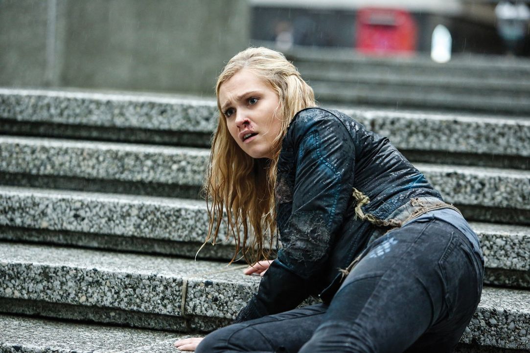 Nachdem Ontaria so schwer verletzt wurde, dass sie dem Widerstand nicht mehr helfen kann, sucht Clarke (Eliza Taylor) nach einer neuen Lösung ... - Bildquelle: 2014 Warner Brothers