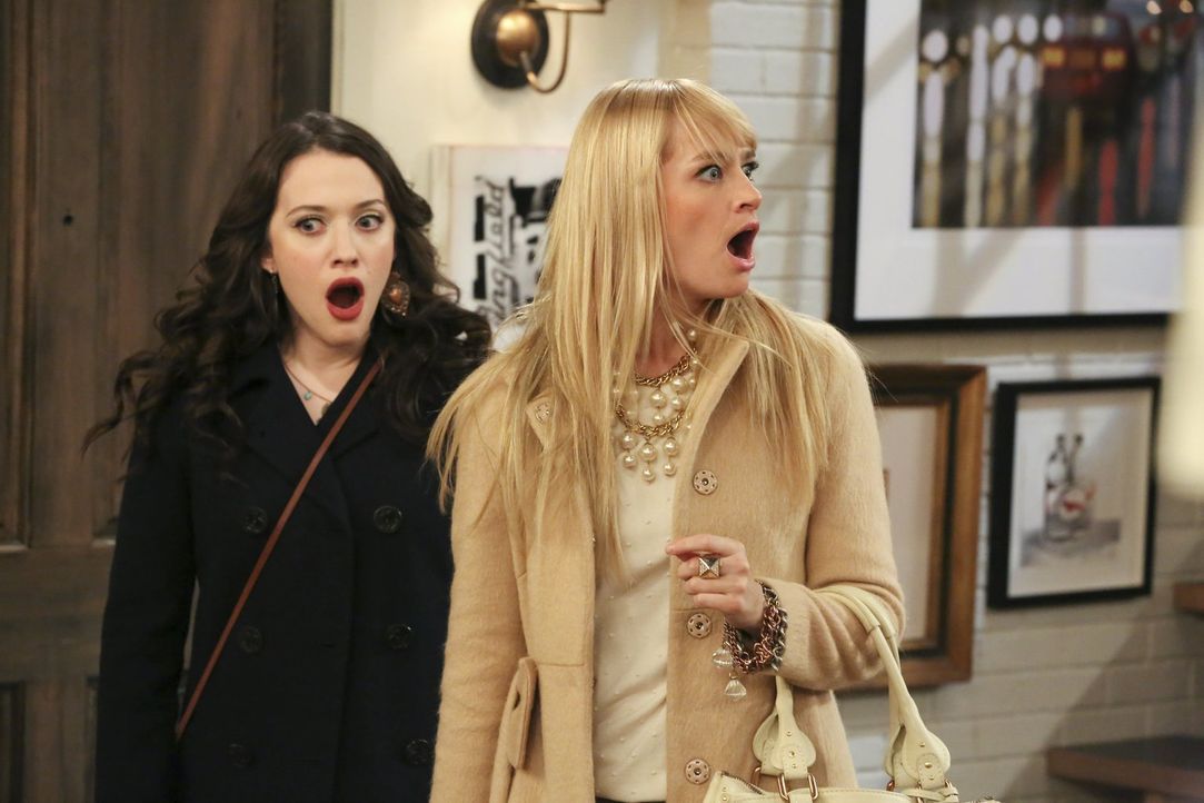 Max (Kat Dennings, l.) und Caroline (Beth Behrs, r.) können es nicht fassen, dass Nicholas plant, seine Frau zu verlassen ... - Bildquelle: Warner Bros. Television