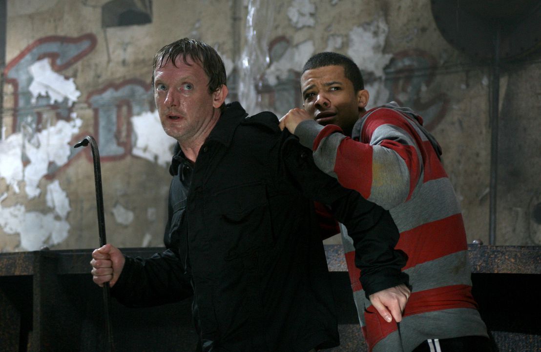 Cutter (Douglas Henshall, l.) und Lucien (Jacob Anderson, r.) versuchen sich vor dem Urzeitmonster in Sicherheit zu bringen ... - Bildquelle: ITV Plc