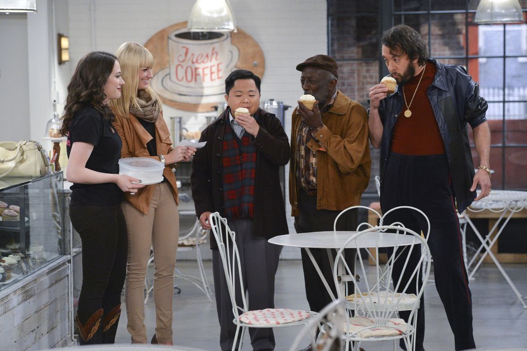 Verzweifelt versuchen Max (Kat Dennings, l.) und Caroline (Beth Behrs, 2.v.l.), Geld für die Miete aufzutreiben und das sogar bei ihren Freunden un... - Bildquelle: Warner Bros. Television
