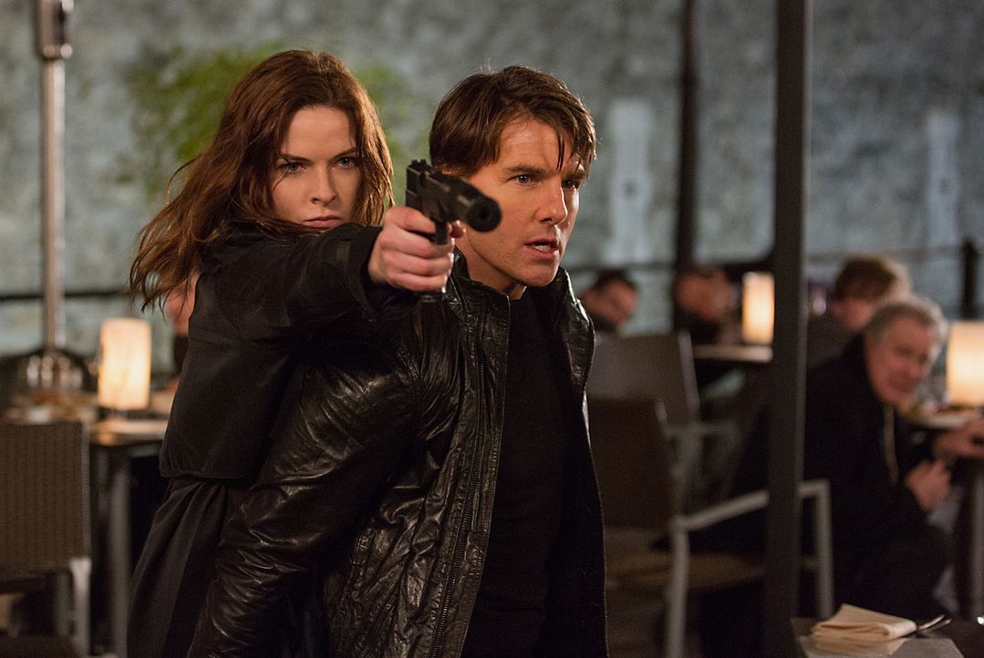 Ilsa Faust (Rebecca Ferguson, l.) und Ethan Hunt (Tom Cruise, r.) kämpfen Seite an Seite. Doch verfolgen die beiden wirklich das gleiche Ziel? - Bildquelle: Chiabella James 2015 PARAMOUNT PICTURES. ALL RIGHTS RESERVED.