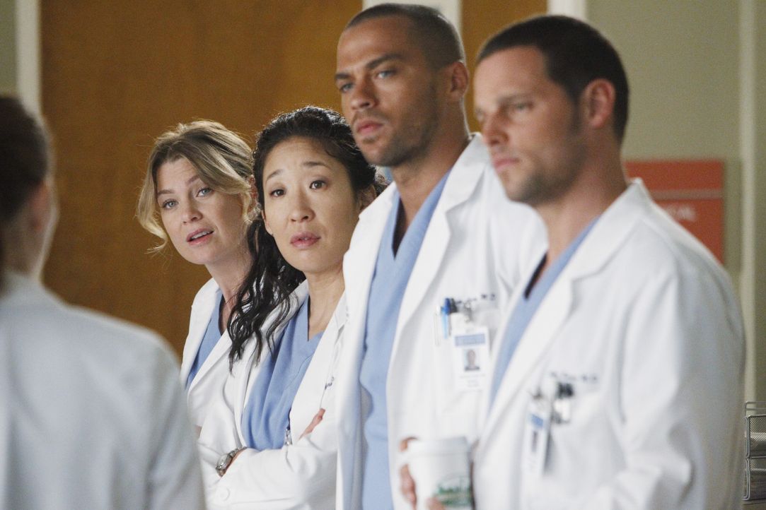 Während Richard als Chefarzt zurücktritt, stehen Meredith (Ellen Pompeo, 2.v.l.), Cristina (Sandra Oh, M.), Jackson (Jesse Williams, 2.v.r.), Alex... - Bildquelle: ABC Studios