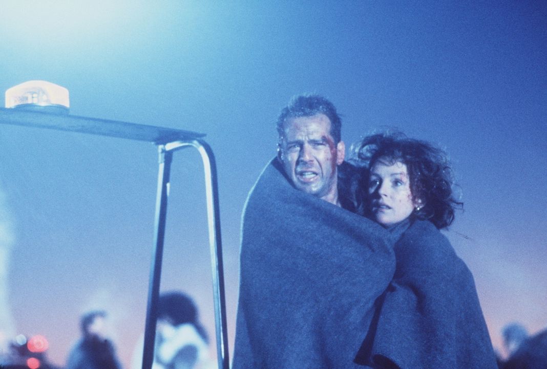 Ein Weihnachtsfeuerwerk der anderen Art: McClane (Bruce Willis, l.) und seine Frau Holly (Bonnie Bedelia, r.) können sich nun endlich dem Weihnachts... - Bildquelle: 20th Century Fox