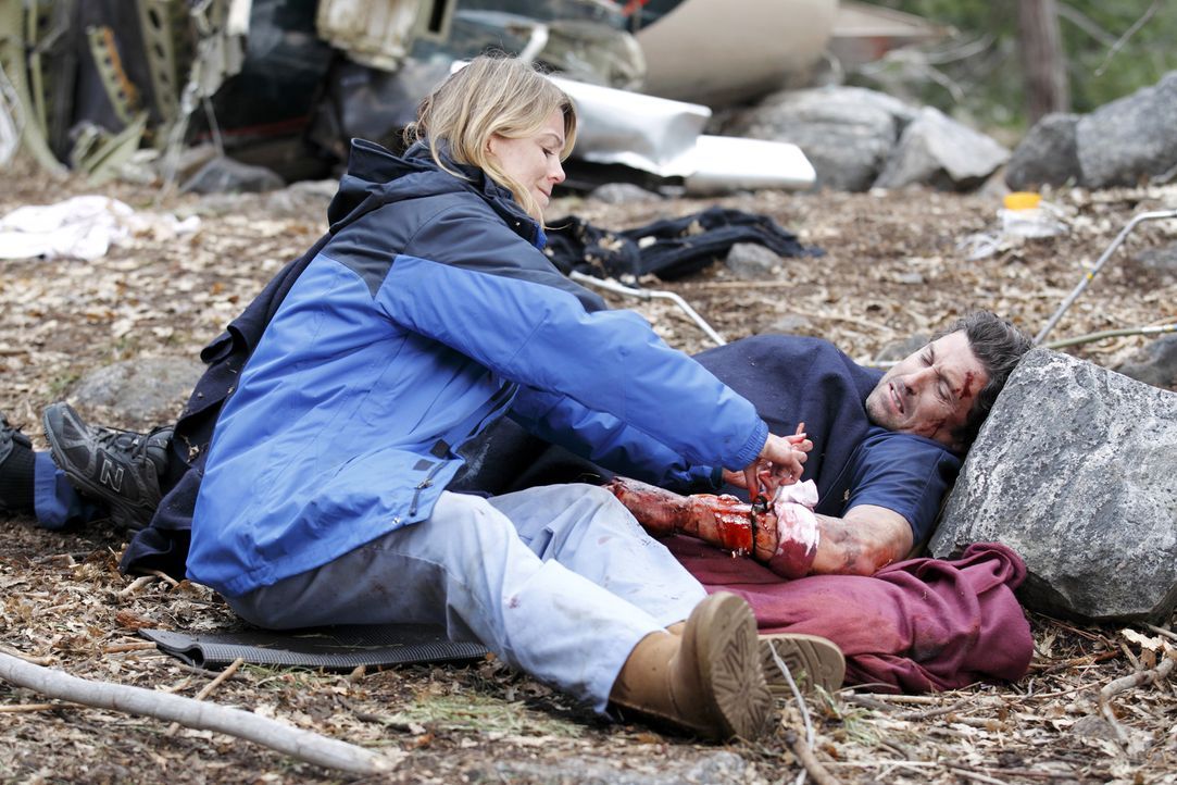 Der Flugzeugabsturz fordert Opfer - doch Meredith (Ellen Pompeo, l.) gibt nicht auf und kämpft verzweifelt um das Leben von Derek (Patrick Dempsey,... - Bildquelle: Touchstone Television