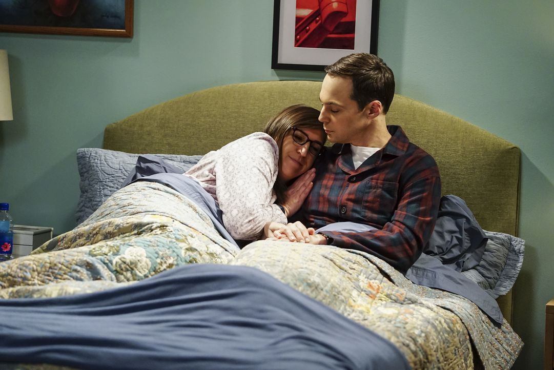 Amy (Mayim Bialik, l.) freut sich auf ihren Junggesellinnenabschied, während Sheldon (Jim Parsons, r.) von einem brillianten Wissenschaftler eingela... - Bildquelle: Warner Bros. Television