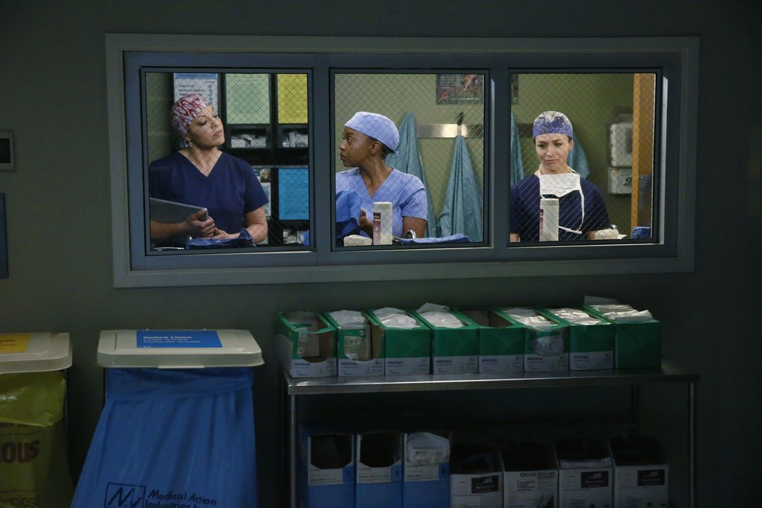 Sind schockiert über den Tod von Derek: Callie (Sara Ramirez, l.), Stephanie (Jerrika Hinton, M.) und Amelia (Caterina Scorsone, r.) ... - Bildquelle: ABC Studios