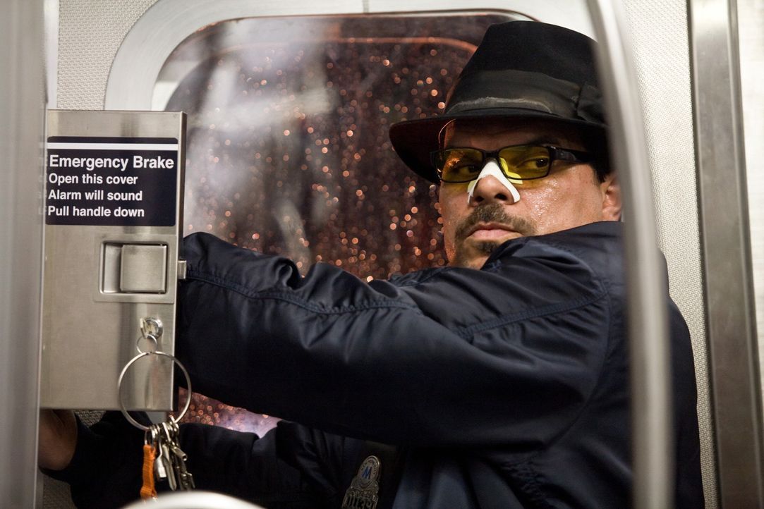 Eines Tages entführen Ramos (Luis Guzman) und seine Spießgesellen den vollbesetzten New Yorker U-Bahn-Zug Pelham 123. Sie drohen damit, eine Geise... - Bildquelle: 2009 Columbia Pictures Industries, Inc. and Beverly Blvd LLC. All Rights Reserved.