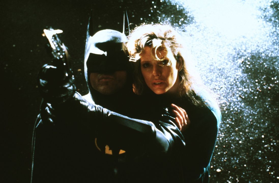 Vicki Vale (Kim Basinger, r.) und ihr Retter Batman (Michael Keaton, l.) ... - Bildquelle: Warner Bros.