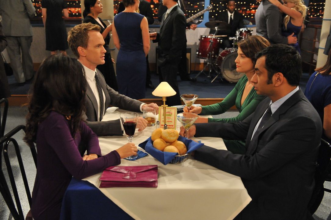 Barney (Neil Patrick Harris, 2.v.l.) und Robin (Cobie Smulders, 2.v.r.) befinden sich in einer unbequemen Situation, nachdem sie vor Nora (Nazanin B... - Bildquelle: 20th Century Fox International Television