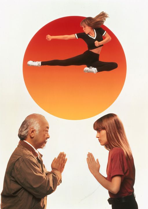Miyagi (Noriyuki "Pat" Morita, l.) nimmt die junge Julie (Hilary Swank, r.) während der Sommerferien bei sich auf, weiht sie in die Geheimnisse der... - Bildquelle: Columbia Pictures