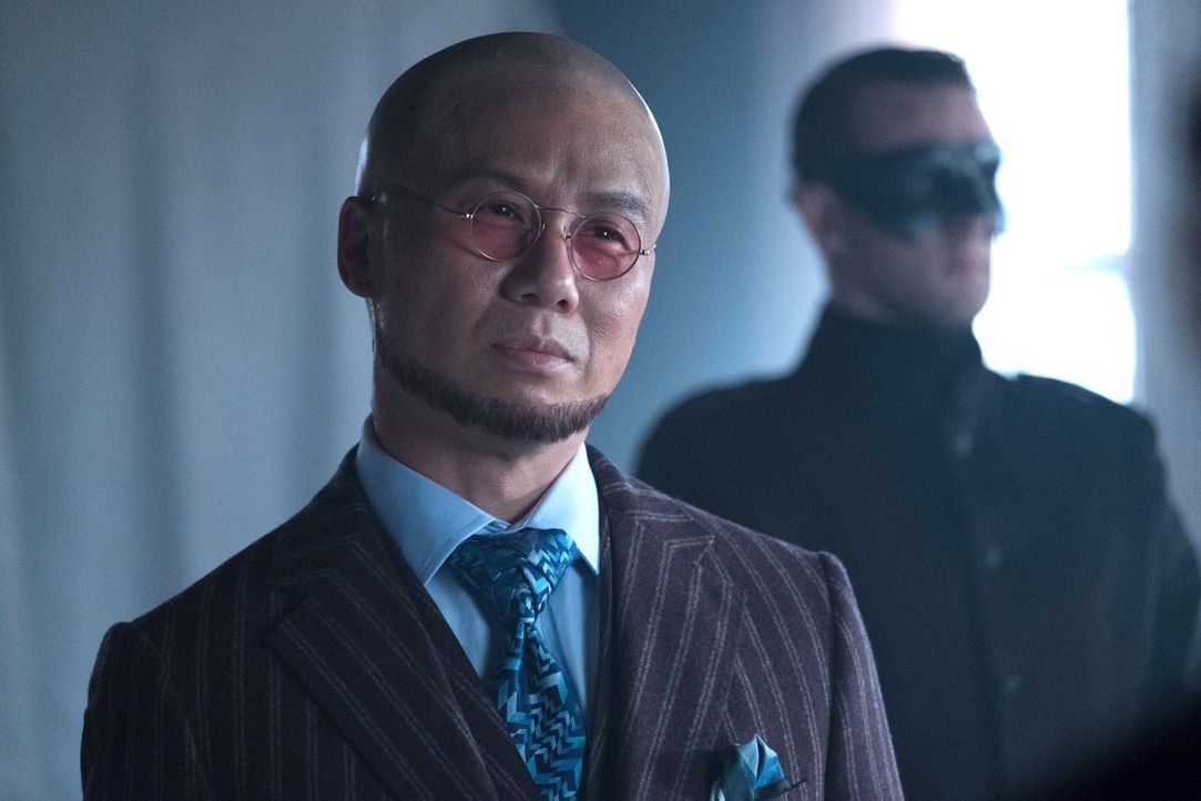 Von Dr. Strange (BD Wong) erhält Bruce eine Waffe, die das Virus, dass ganz Gotham zerstören könnt, enthält ... - Bildquelle: Warner Brothers