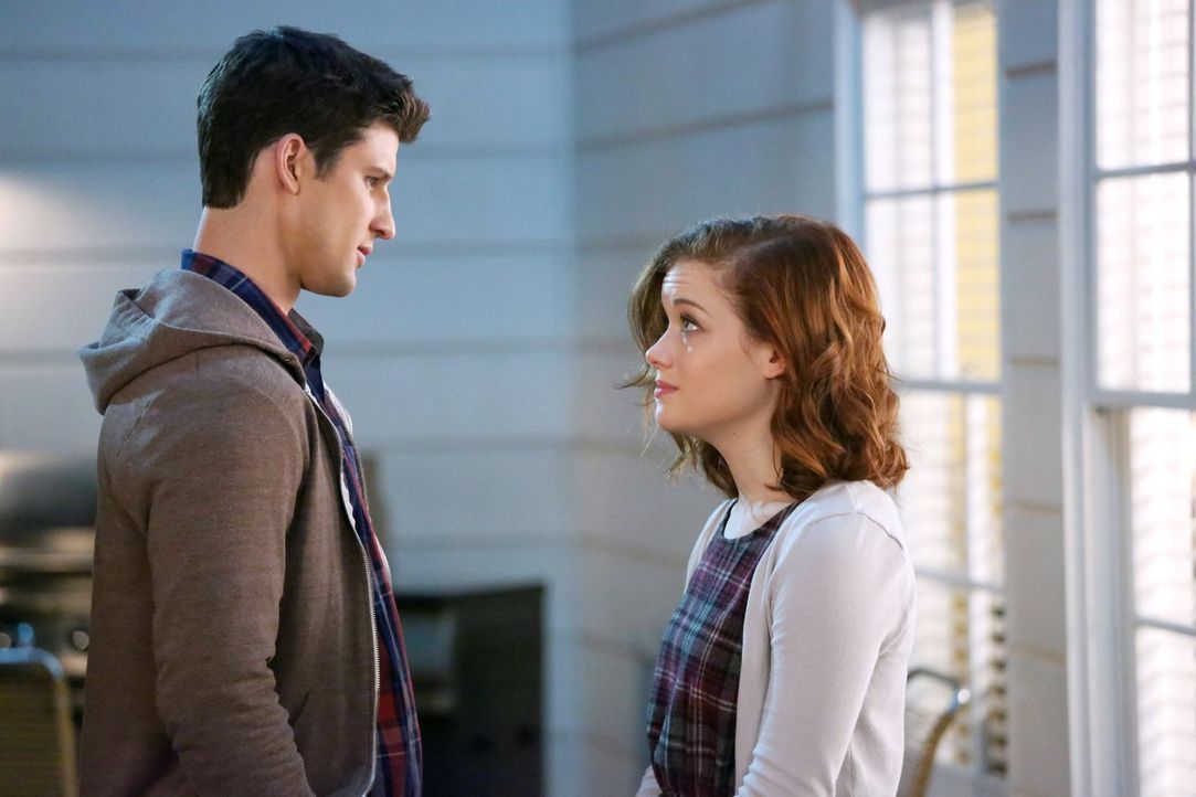 Während Tessa (Jane Levy, r.) herausfindet, dass Ryan (Parker Young, l.) sich überlegt, Chatswin zu verlassen, um aufs College zu gehen, müssen Geor... - Bildquelle: Warner Brothers