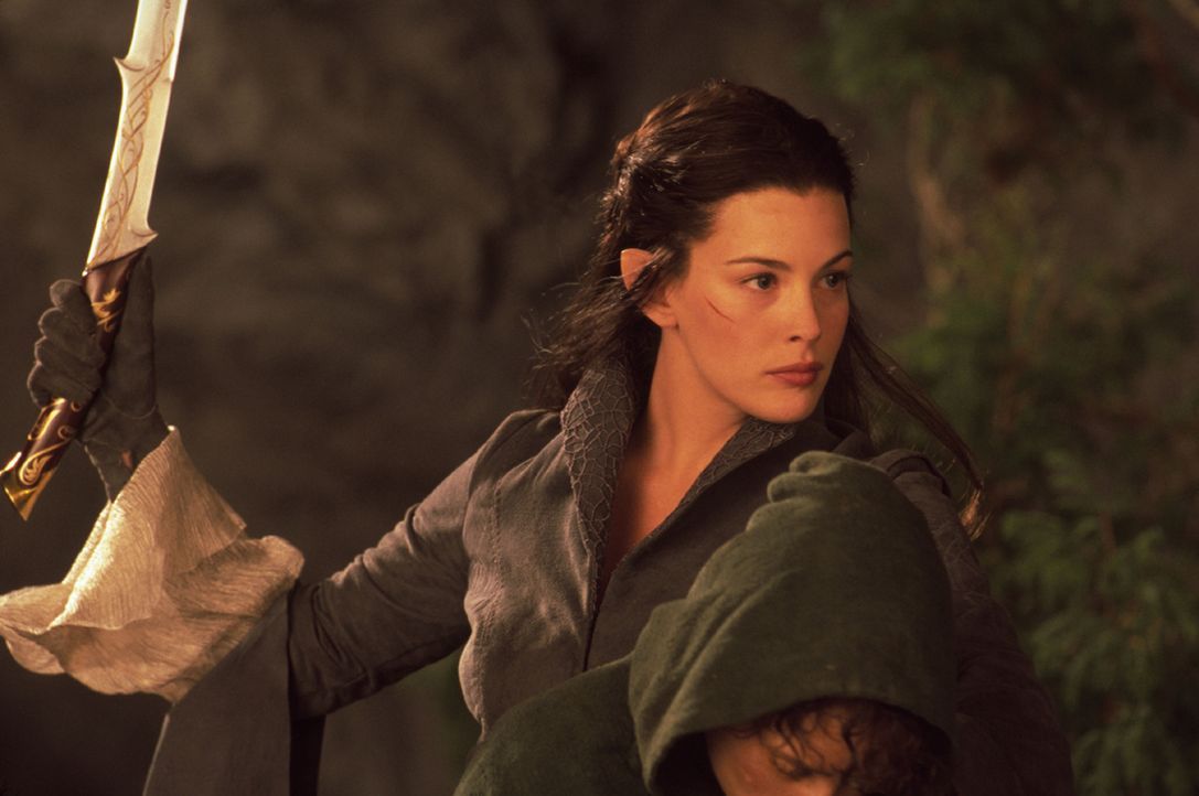 Arwen (Liv Tyler) gelingt es, Frodo vor einem Angriff der Nazgul zu schützen. Sie bringt ihn ins sichere Bruchtal ... - Bildquelle: Warner Brothers