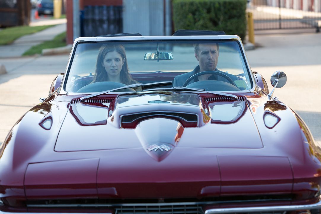Die Beziehung zwischen Martha (Anna Kendrick, l.) und Francis (Sam Rockwell, r.) ist in voller Fahrt. Doch durch Francis' Vergangenheit wird sie imm... - Bildquelle: Wild Bunch