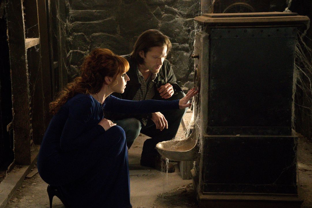 Lässt sich Sam (Jared Padalecki, r.) wirklich auf Rowenas (Ruth Connell, l.) Bedingungen ein und liefert ihr unwissentlich genau das, wonach sie die... - Bildquelle: 2016 Warner Brothers