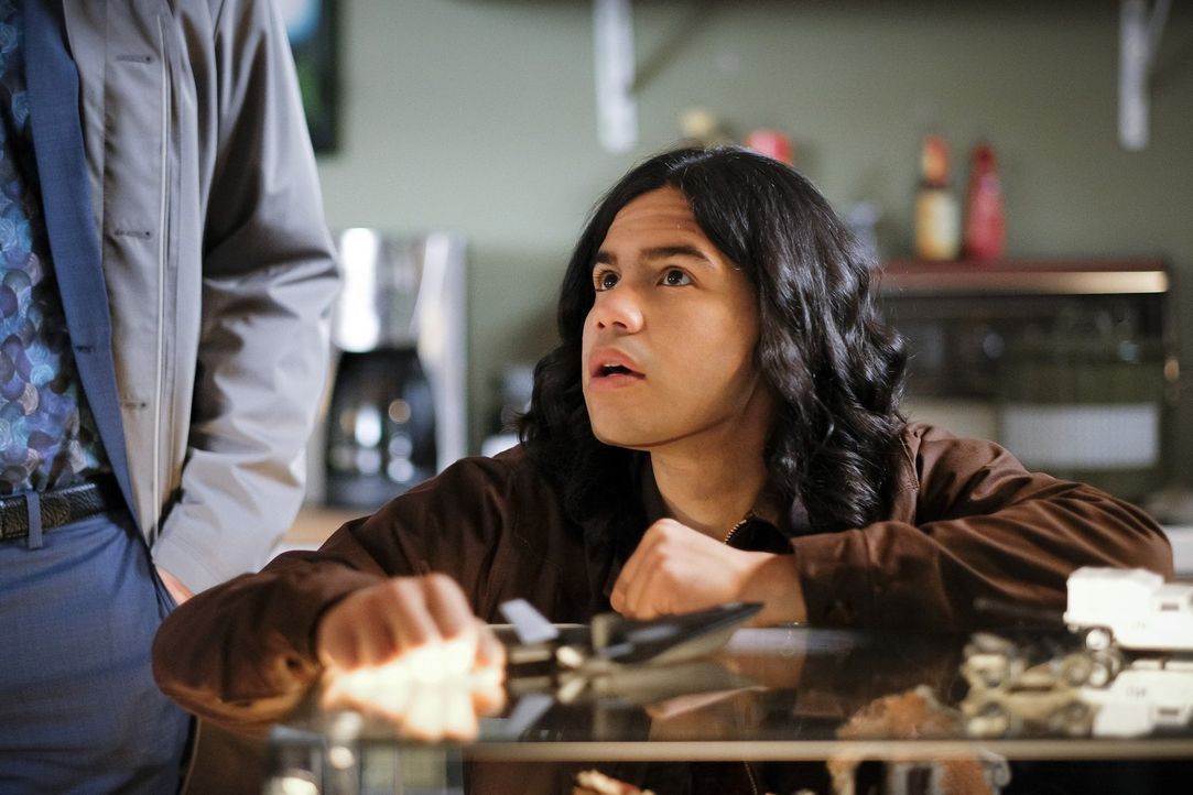 Während Cisco (Carlos Valdes) erlebt, wie es ist, wenn man plötzlich winzig klein ist, entschließt sich Barry im Gefängnis dazu, einem neuen Freund... - Bildquelle: 2017 Warner Bros.