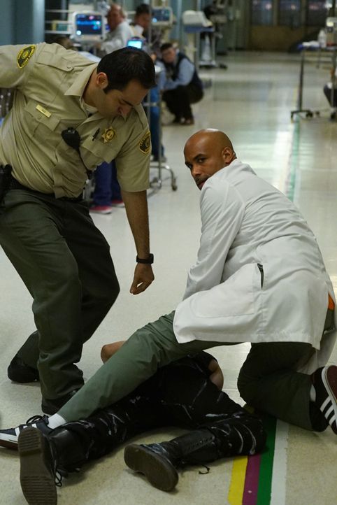 Horrornacht: Dr. Campbell (Boris Kodjoe, r.) und sein Team schweben plötzlich in Lebensgefahr, als ein verrückt gewordener Halloween-Patient in der... - Bildquelle: Monty Brinton 2015 ABC Studios