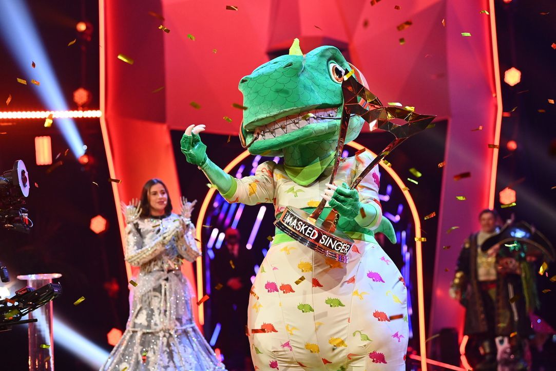 Sarah Lombardi (l.); Der Dinosaurier (r.) - Bildquelle: Willi Weber ProSieben / Willi Weber