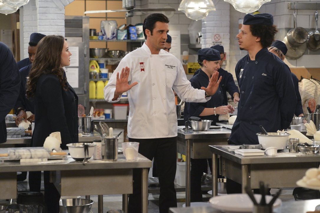 Für Max (Kat Dennings, l.) verläuft der erste Schultag in der Pastry School nicht gerade perfekt, und Chefkoch Nicolas (Gilles Marini, M.) fühlt sic... - Bildquelle: Warner Bros. Television
