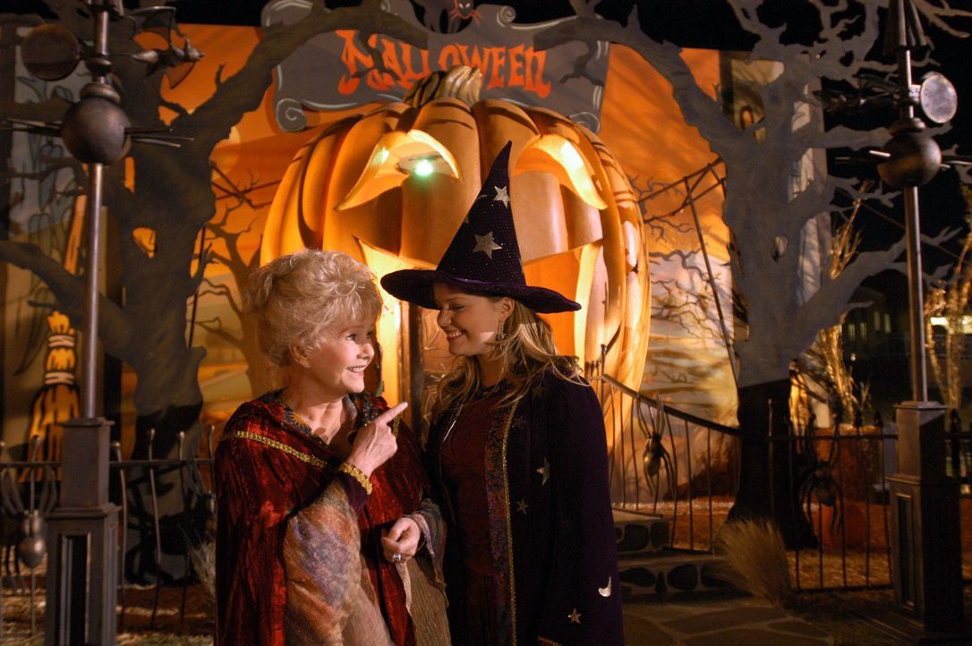 Eines Tages gelingt es Aggie (Debbie Reynolds, l.) und Marnie (Kimberly Brown, r.), den Halloweentown-Rat davon zu überzeugen, einige Teenager in d... - Bildquelle: The Disney Channel