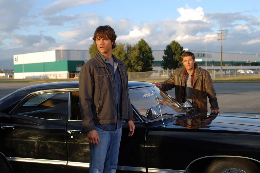 Wollen einen mysteriösen Flugzeugabsturz aufklären: Sam (Jared Padalecki, l.) und Dean (Jensen Ackles, r.) ... - Bildquelle: Warner Bros. Television