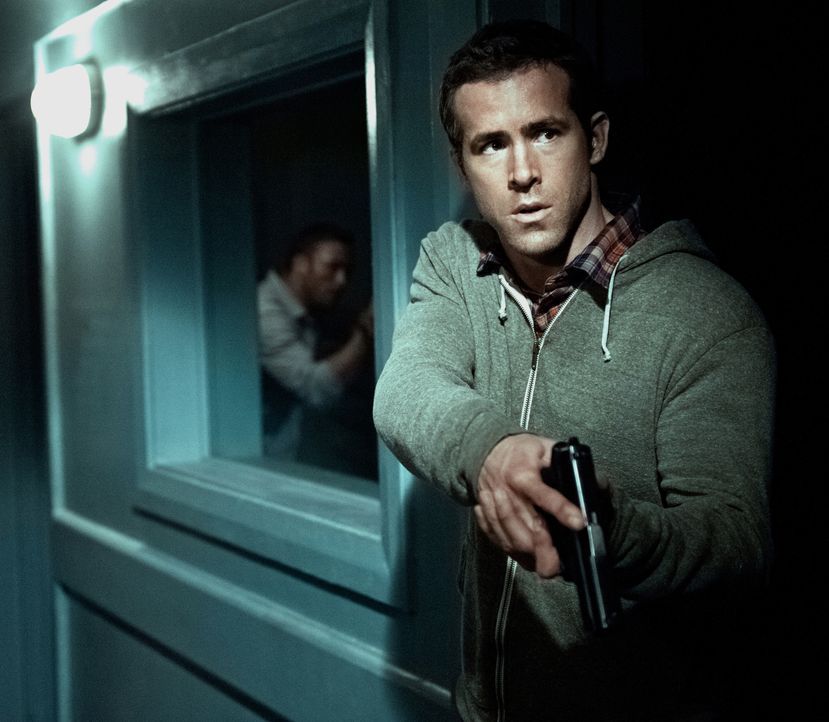 Der noch frischgebackene Geheimagent Matt Weston (Ryan Reynolds) soll im Safe House einen besonderen Agenten beaufsichtigen, doch dann wird das Haus... - Bildquelle: Jasin Boland 2012 Universal Studios. All Rights Reserved. / Jasin Boland