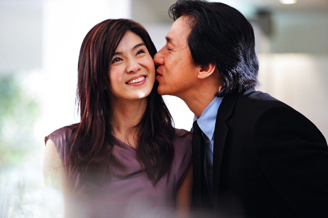 Während Inspektor Wing (Jackie Chan, r.) den Geburtstag seiner Freundin Ho Yee (Charlie Yeung, l.) feiert, organisiert sich das Böse ein mörderische... - Bildquelle: E.M.S.