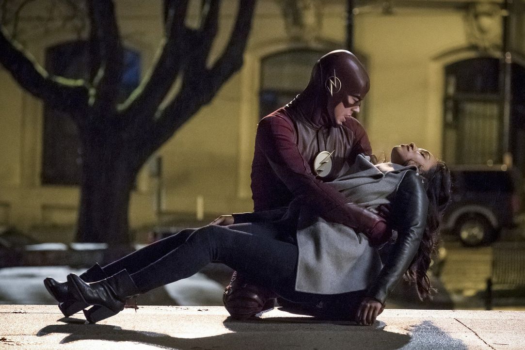 Barry alias The Flash (Grant Gustin, l.) kennt die Zukunft und trotzdem gibt er die Hoffnung auf Rettung für Iris (Candice Patton, r.) nicht auf. Do... - Bildquelle: 2016 Warner Bros.
