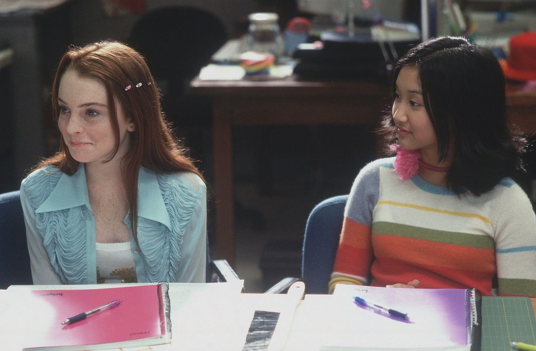 Die beiden Mitarbeiterinnen der Schülerzeitung, Lexy (Lindsay Lohan, l.) und Jennifer (Brenda Song, r.), lieben Klatsch über alles. Aber eines Tag... - Bildquelle: Disney