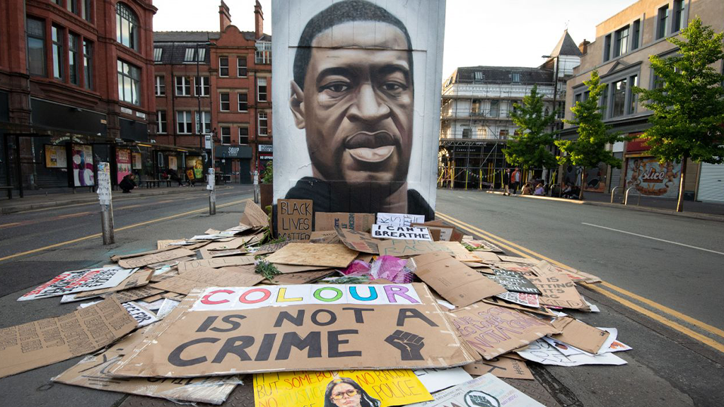 In Manchester fertigte der Straßenkünstler Akse ein ganzes Wandgemälde von George Floyd an. - Bildquelle: picture alliance / NurPhoto