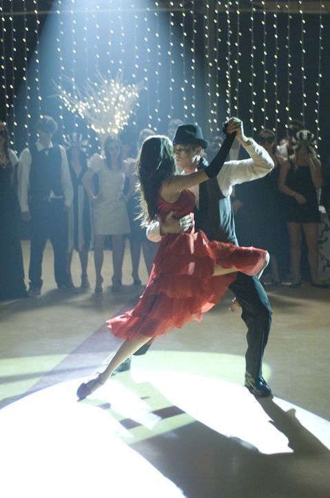Das Traumpaar des Abends: Mary (Selena Gomez, l.) und Joey (Drew Seeley, r.). Doch als die Uhr Mitternacht schlägt, ist das maskierte Mädchen wie... - Bildquelle: Warner Brothers