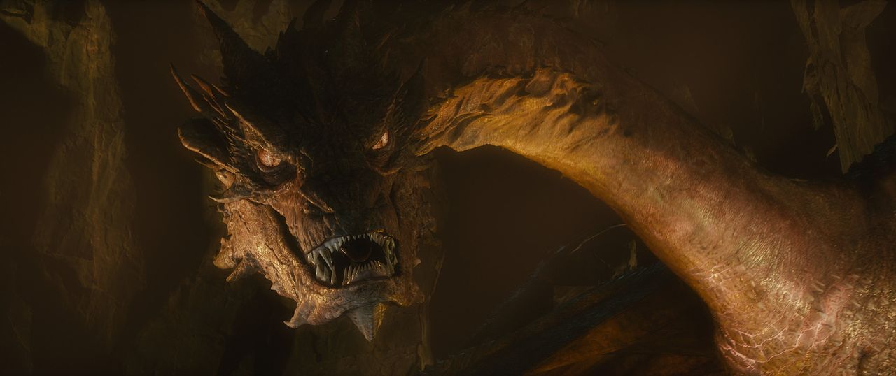 Smaug der Goldene (Benedict Cumberbatch) ist der Letzte der geflügelten Feuerdrachen. Er stellt eine große Bedrohung für Bilbo und die Zwerge dar ..... - Bildquelle: 2013 METRO-GOLDWYN-MAYER PICTURES INC. and WARNER BROS. ENTERTAINMENT INC.