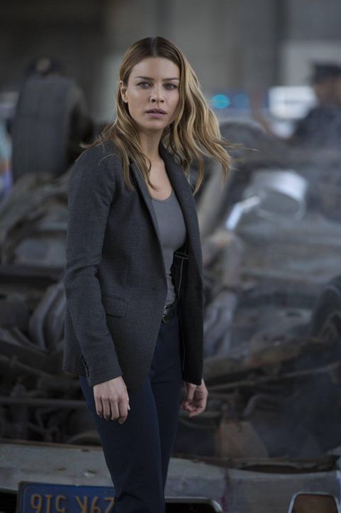 Als L.A.P.D. Detective Chloe Decker (Lauren German) zu einem Tatort gerufen wird macht sie eine verhängnisvolle Bekanntschaft. - Bildquelle: 2016 Warner Brothers