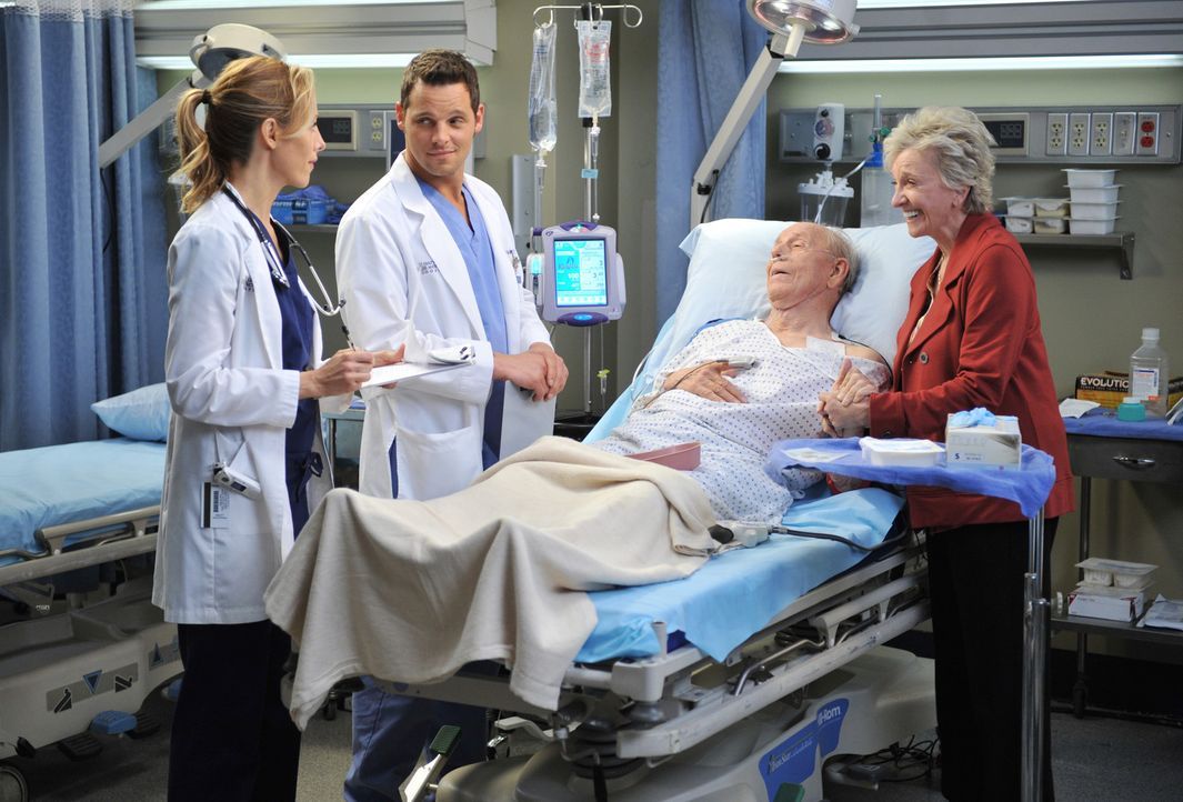 Während Alex (Justin Chambers, 2.v.l.) und Teddy (Kim Raver, l.) alles für die Operation vorbereiten, macht sich Emma (Elizabeth Franz, r.) große... - Bildquelle: ABC Studios