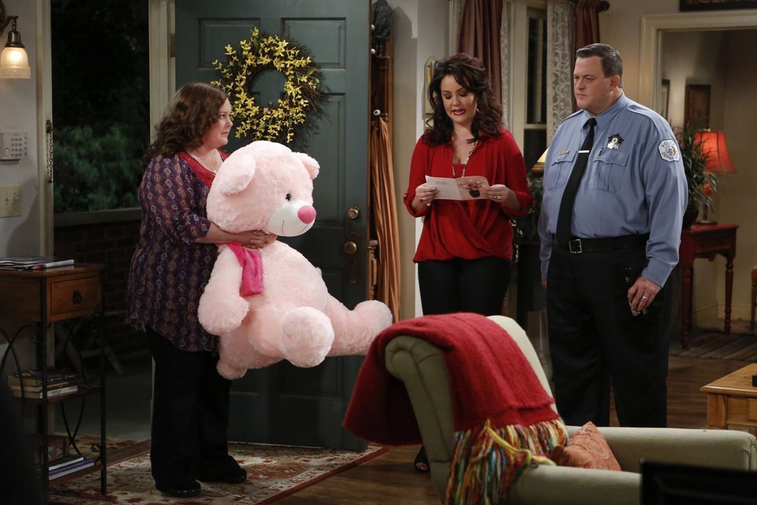 Ob ein rosa Teddybär den Familienfrieden wieder herstellen kann? Molly (Melissa McCarthy, l.), Victoria (Katy Mixon, M.) und Mike (Billy Gardell, r.... - Bildquelle: Warner Brothers