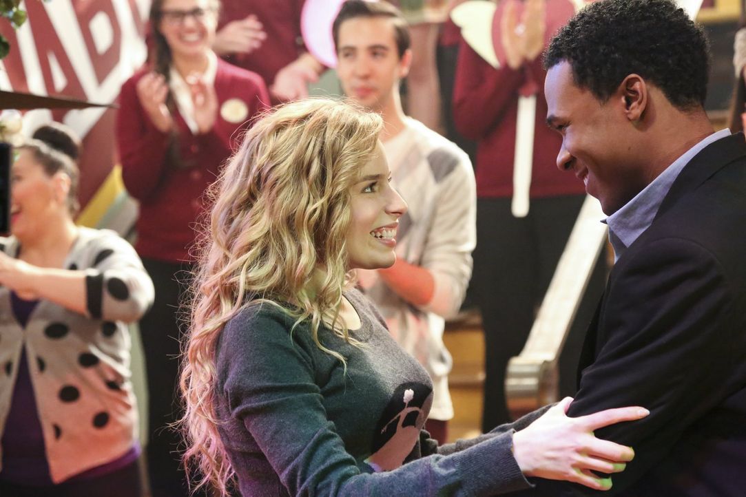 Malik (Maestro Harrell, r.) hat eine ganz besondere Überraschung für seine Lisa (Allie Grant, l.) ... - Bildquelle: Warner Brothers
