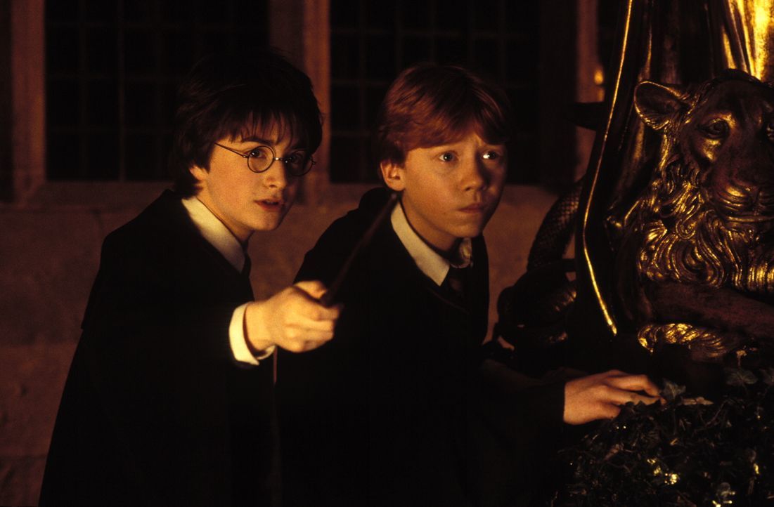 Müssen das Geheimnis der Kammer des Schreckens lösen: Harry Potter (Daniel Radcliffe, l.) und sein bester Freund Ron Weasley (Rupert Grint, r.) ... - Bildquelle: Warner Bros. Pictures
