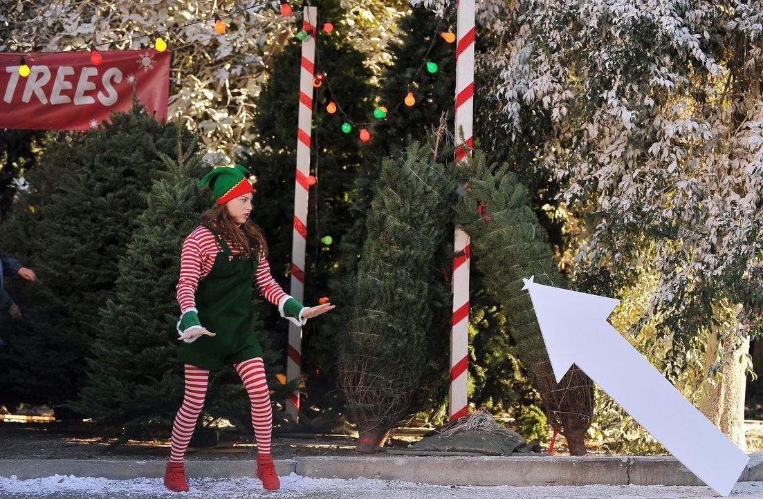 Sue (Eden Sher) will mit den Nachbarsjungen Frieden schließen und stimmt im Elfenkostüm ein Weihnachtsleid an. Ob sich die frechen Glossner-Jungen s... - Bildquelle: Warner Brothers