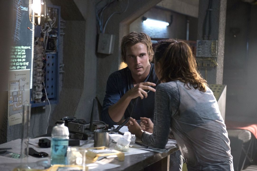 Bellamy wartet in "Mount Weather" auf Instruktionen von Raven (Lindsey Morgan, r.), doch diese sucht zusammen mit Wick (Steve Talley, l.) immer noch... - Bildquelle: 2014 Warner Brothers