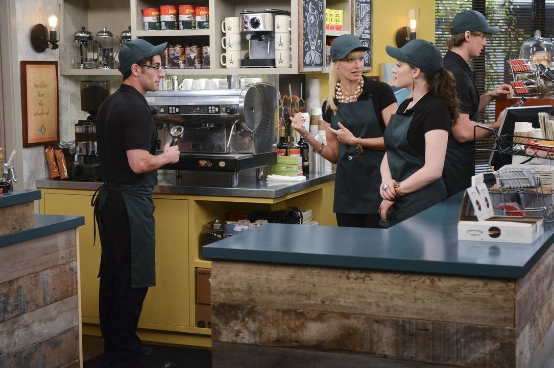 Weil Caroline (Beth Behrs, 2.v.l.) und Max (Kate Dennings, 2.v.r.) ihre neue Kaffeemaschine nicht bedienen können, beschließen sie, einen Probearbei... - Bildquelle: Warner Brothers
