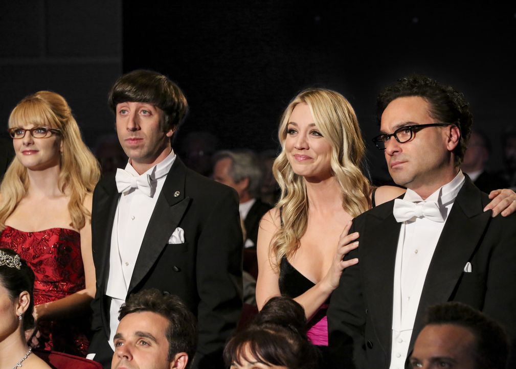 (v.l.n.r.) Bernadette (Melissa Rauch); Howard Wolowitz (Simon Helberg); Penny (Kaley Cuoco); Leonard Hofstadter (Johnny Galecki) - Bildquelle: Michael Yarish 2019 CBS Broadcasting, Inc. All Rights Reserved / Michael Yarish