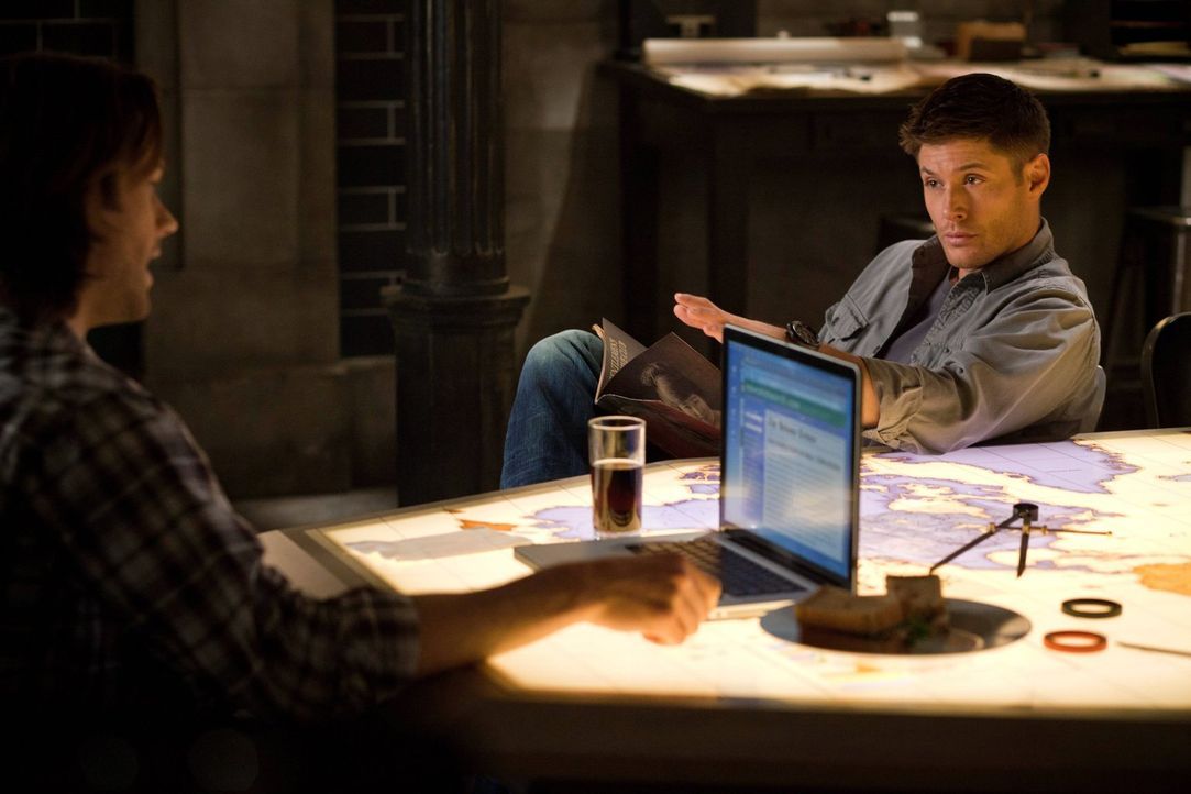 Als Sam (Jared Padalecki, l.) und Dean (Jensen Ackles, r.) einer Menge mysteriöser Todesfälle auf den Grund gehen wollen, erkennen sie schnell, dass... - Bildquelle: Warner Bros. Television