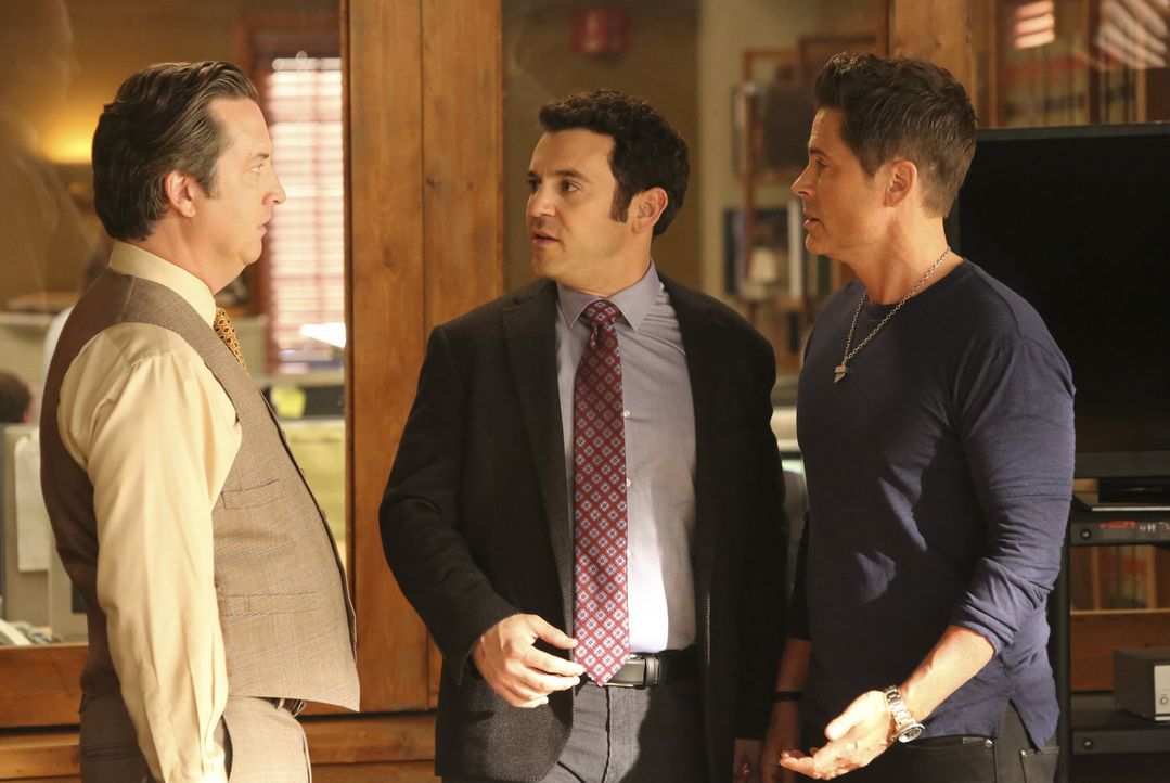 Erkennen Todd (Steve Little, l.), Stewart (Fred Savage, M.) und Dean (Rob Lowe, r.) zu spät, wer wirklich hinter der Anklage gegen Dean Sr. und sein... - Bildquelle: 2015-2016 Fox and its related entities.  All rights reserved.