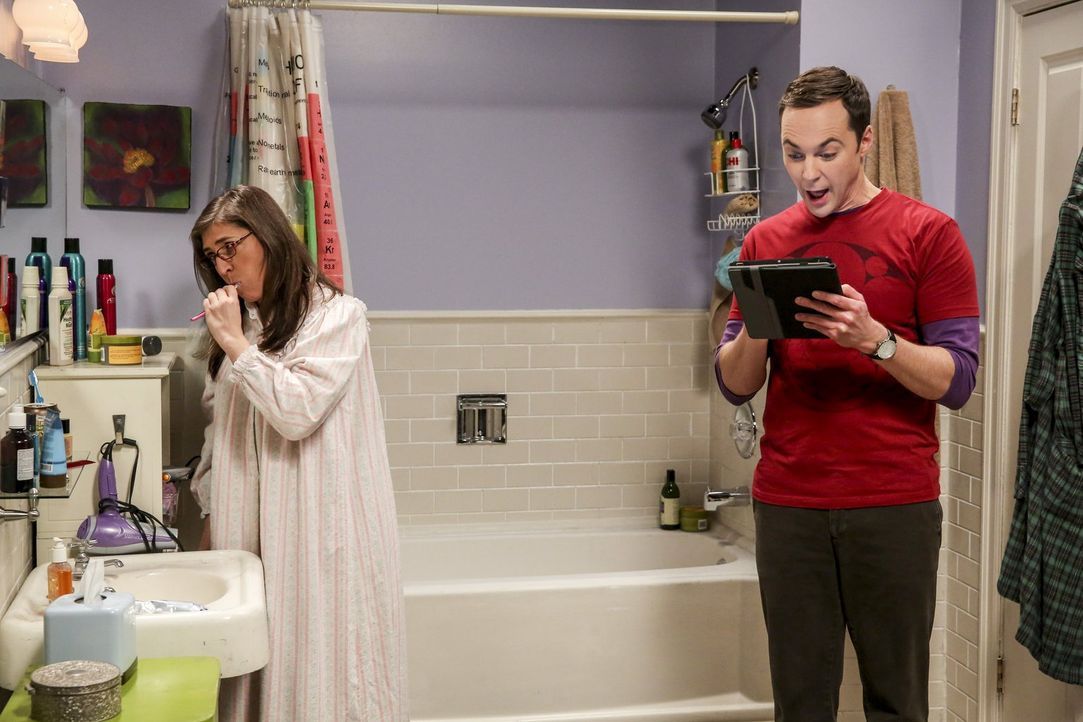 Amy (Mayim Bialik, l.) ist von Sheldons (Jim Parsons, r.) neuer Lieblingsbeschäftigung mehr als genervt ... - Bildquelle: 2016 Warner Brothers