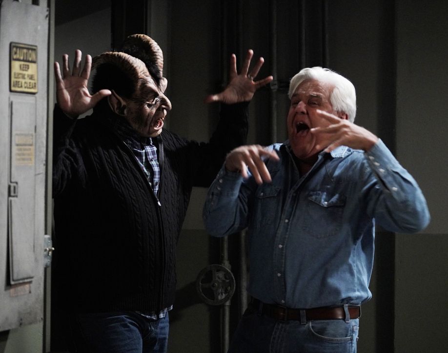 Chuck Larabee (Jonathan Adams, l.); Joe (Jay Leno, r.) - Bildquelle: Michael Becker 2018-2019 Twentieth Century Fox Film Corporation.  All rights reserved / Michael Becker