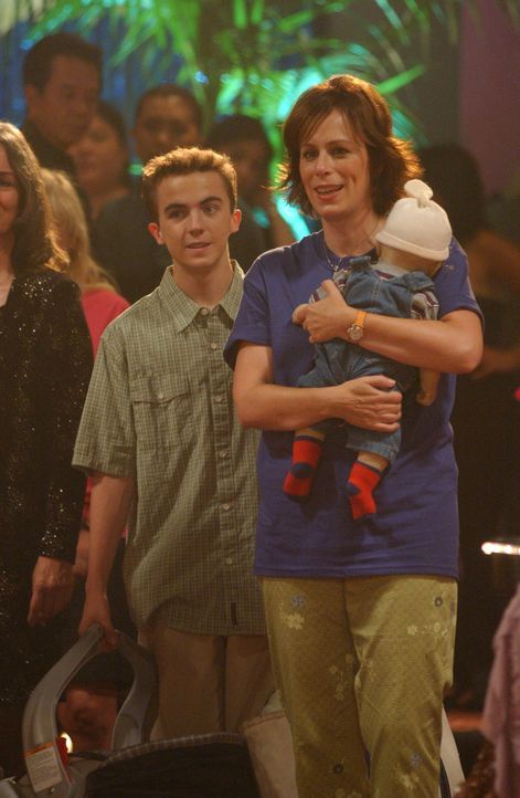 Für Malcolm (Frankie Muniz, l.) ist das Wochenende in Las Vegas der totale Reinfall, doch seine Familie, vor allem seine Mutter (Jane Kaczmarek, r.... - Bildquelle: TM +   2000 Twentieth Century Fox Film Corporation. All Rights Reserved.