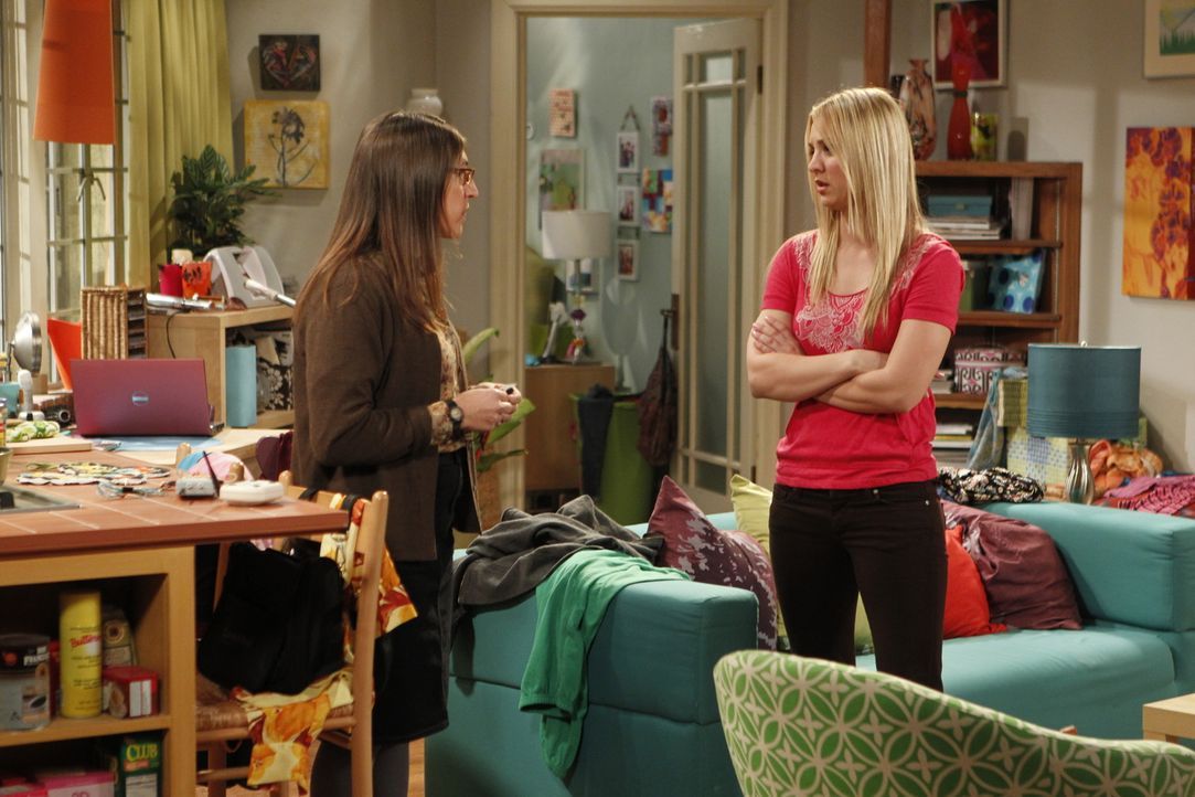 Penny bekommt Besuch von Amy (Mayim Bialik, l.), die sich als ihre beste Freundin genötigt sieht, Penny (Kaley Cuoco, r.) zur Seite zu stehen, da si... - Bildquelle: Warner Bros. Television