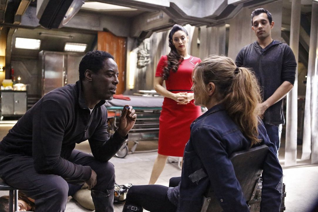 Jaha (Isaiah Washington, l.), Alie (Erica Cerra, 2.v.l.) und Jackson (Sachin Sahel, r.) greifen zu drastischen Mitteln, um Abbie (Paige Turco, 2.v.r... - Bildquelle: 2014 Warner Brothers