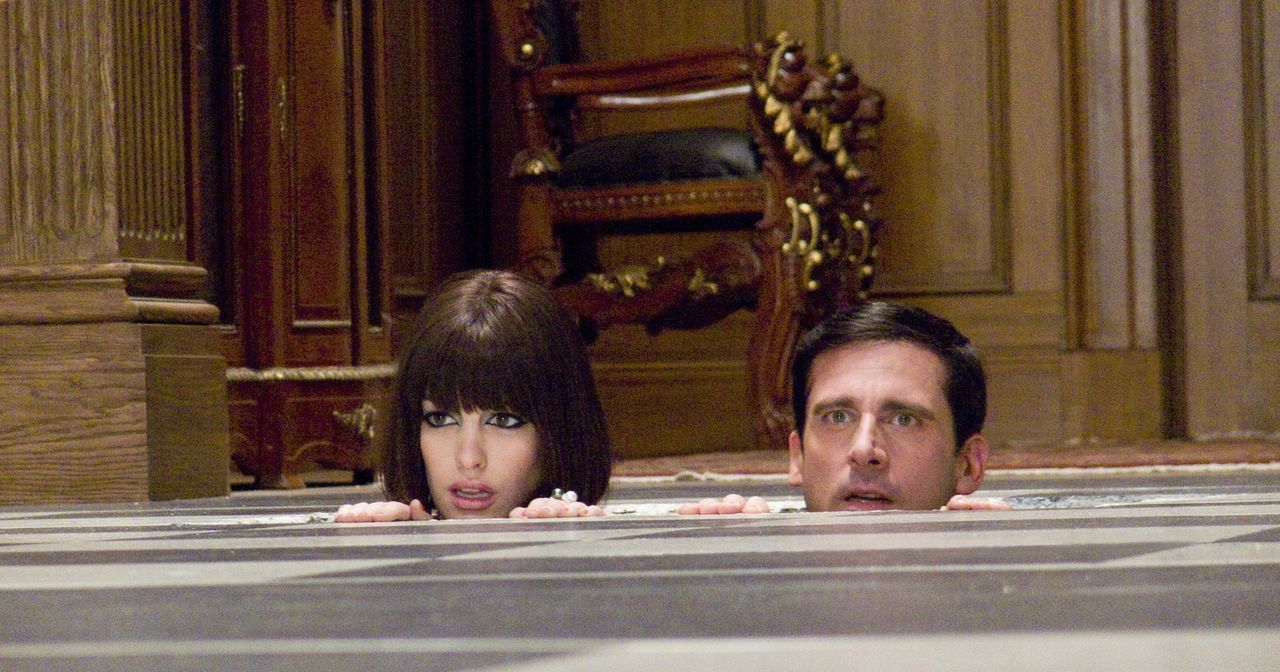 Würden am liebsten im Fußboden versinken: Agentin 99 (Anne Hathaway, l.) und Chef-Analytiker und Änfanger-Agent Maxwell Smart (Steve Carell, r.)... - Bildquelle: Warner Brothers